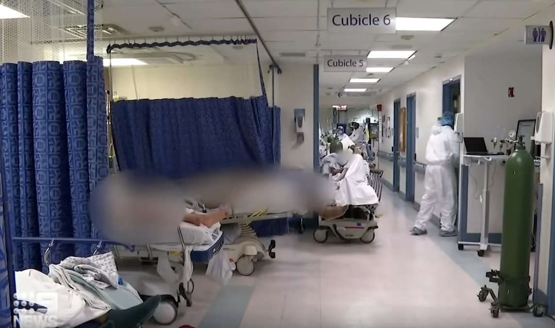 В больницах не хватает места - пациенты с коронавирусом лежат в коридорах