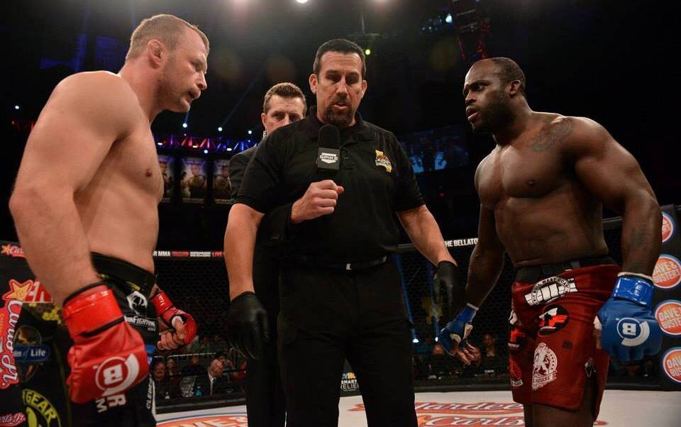 Александр Шлеменко и Мелвин Манхуф за несколько секунд до начала боя