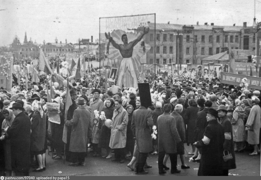 Боровицкая площадь, первомайская демонстрация, 1960 - 1970 г. Источник: Сергей Бражников.