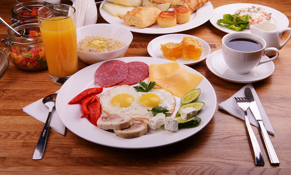 Плотно позавтракав мною была вымыта посуда впр. Сытный завтрак. Плотный завтрак. Русский завтрак. Красивый завтрак.