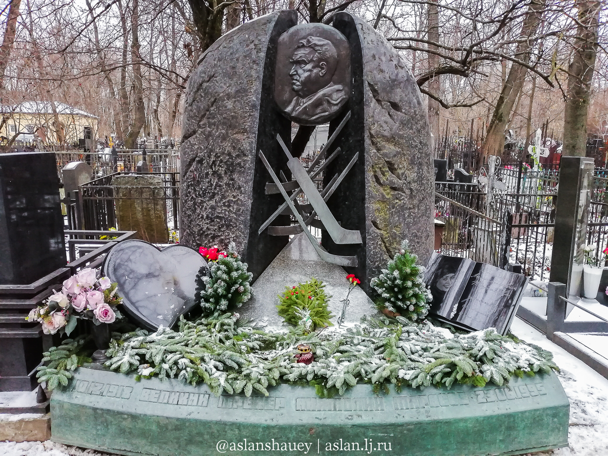 Ваганьковское кладбище в Москве могилы знаменитостей. Ваганьково кладбище могилы знаменитостей. Памятник Джигарханяну на Ваганьковском кладбище. Вагаеьковскоеикладбище могила.