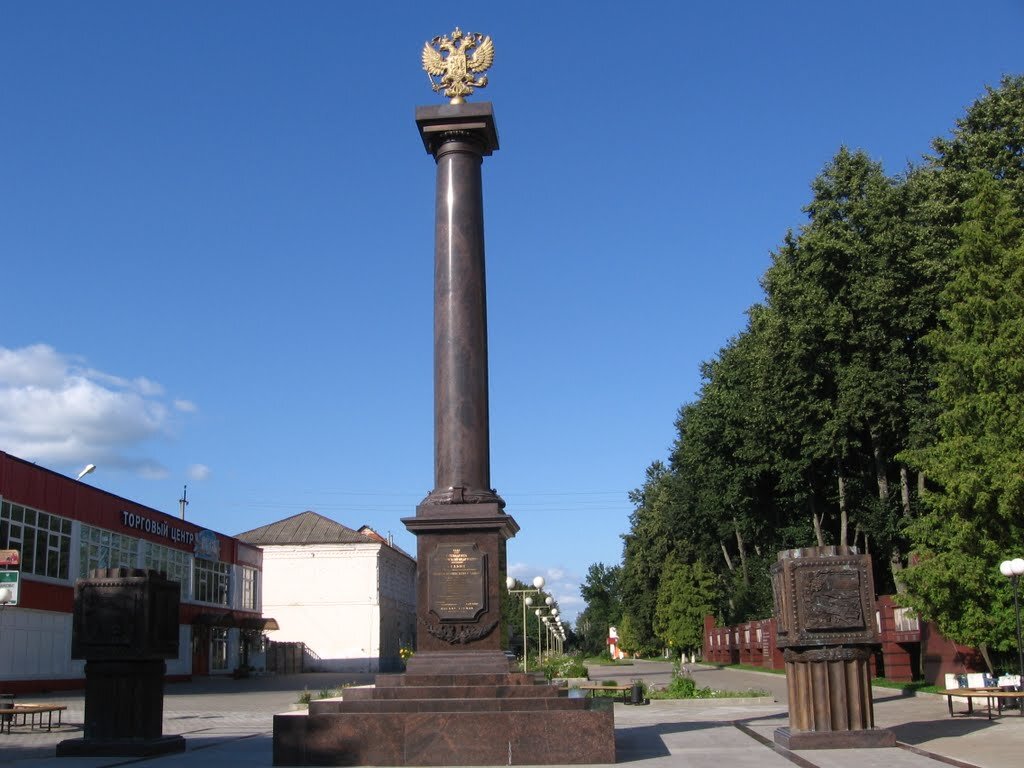 СТЕЛА ВОИНСКОЙ СЛАВЫ В соответствии с Указом 30 августа 2010 года на Гвардейской площади установили стелу «Город Ельня — город воинской славы».