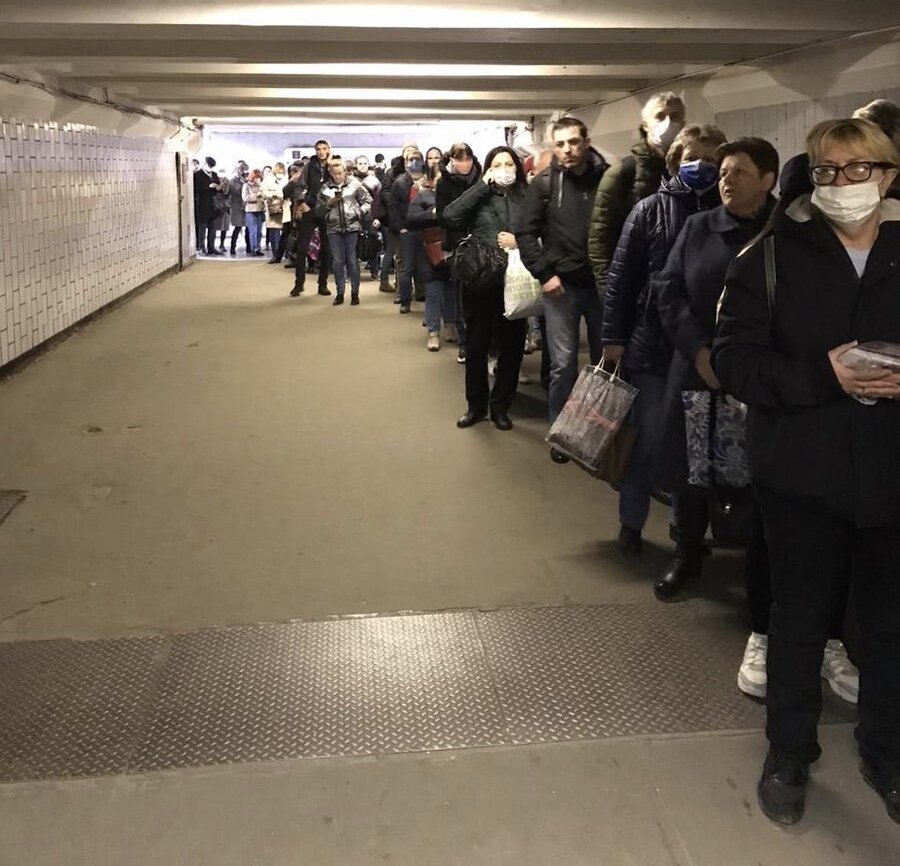 Очереди в московском метро, из-за пропускного режима 