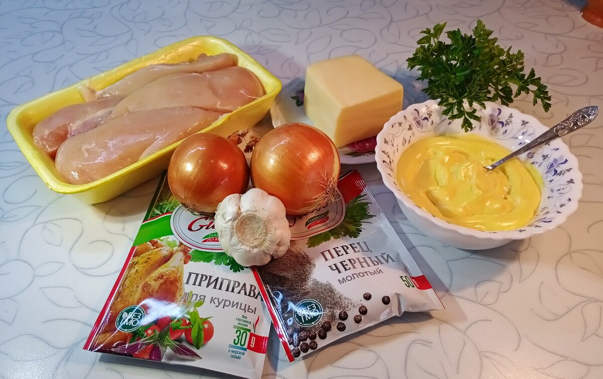 Ингредиенты: куриное филе, лук репчатый, майонез, сыр, чеснок, масло, зелень
