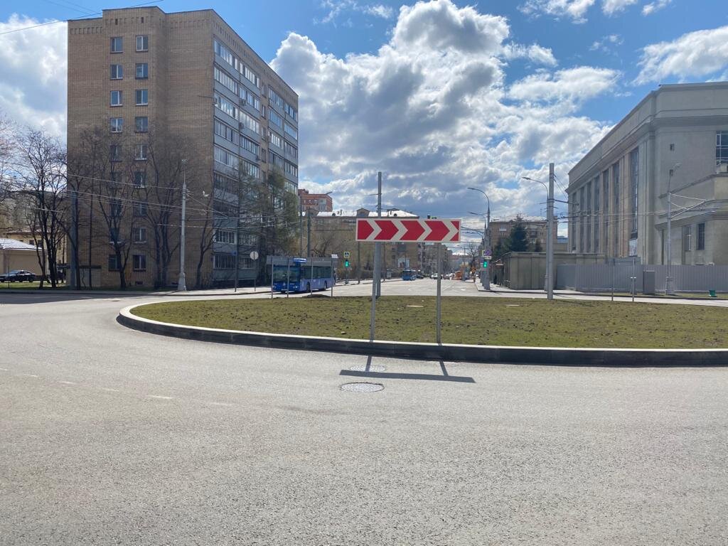 Рядом с метро 1905 года, до метро 5 минут пешком, тут же выезд на трешку. Никого(((