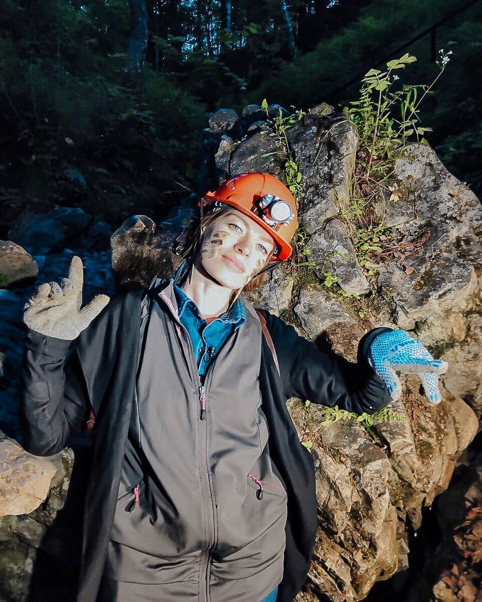 Похожа на бойца спецназа)