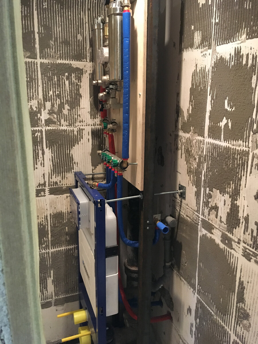 Вид со стороны бывшего входа в туалет. Выводы для стиральной машины.