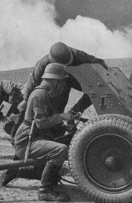 Немецкие артиллеристы времён ВОВ...