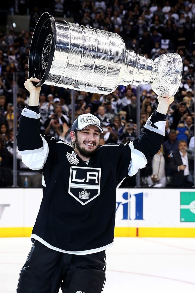 Вячеслав Войнов с Кубком Стенли, фото взято из Chelhockeyhistory.ru.com