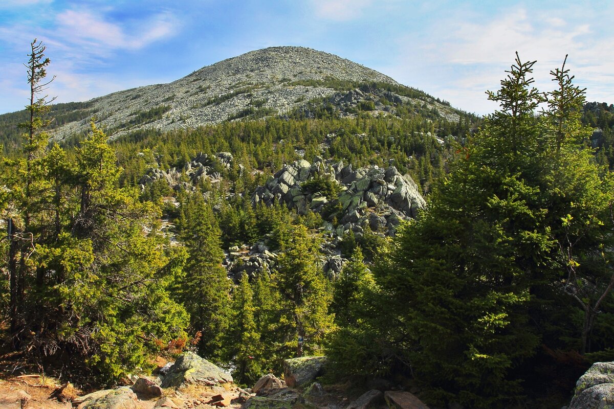 Вид на вершину Круглицы из Долины Сказок