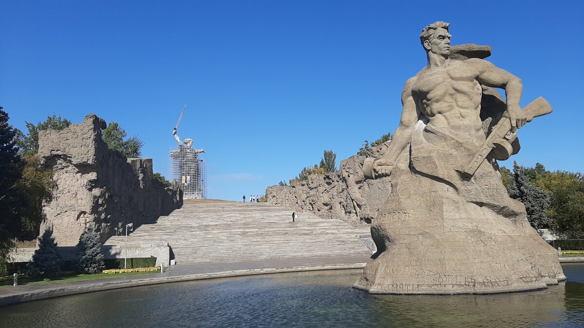 Скульптура "Стоять насмерть"