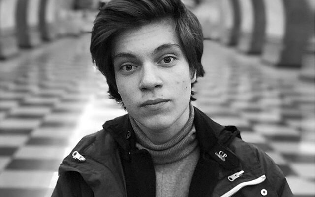 В ночь на 27 сентября в результате массового ДТП на МКАДе погиб 18-летний актер Егор Клинаев, известный российскому зрителю благодаря роли в популярном комедийном сериале «Физрук». Увидев аварию с участием трех машин на дороге, Клинаев припарковался рядом и вышел узнать, нужно ли чем-то помочь водителям. Но буквально спустя несколько минут всех троих, включая актера, сбил водитель иномарки, не заметивший знак аварийной остановки. Медики успели спасти только двоих — Клинаев скончался на месте.
Егор Клинаев погиб: подробности аварии Из уточненных данных следует, что в районе 24-го километра МКАД в ночь на 27 сентября произошла массовая авария с участием семи автомобилей. По данным которые еще не подтвердили артист ехал на своей машине и обратил внимание на столкнувшиеся ВАЗ-2110, ГАЗель и Skoda Octavia. Столкновение не было серьезным, но Егор все равно принял решение уточнить у водителей нужна ли какая, ни будь помощь, и не пострадали ли люди. Притормозил машину рядом с Daewoo Nexia, шофер которой тоже остановился с целью оказания помощи.

В момент, когда Егор вместе с другими водителями дожидались инспектора в них на огромной скорости врезалась Honda Accord. Почему водитель не справился с управлением еще не выяснили. Все трасса была буквально покрыта разлетевшимися осколками от поврежденных машин. В результате этого наезда Егор Клинаев получил несовместимые с жизнью травмы и умер на месте.
Именитый актер Дмитрий Нагиев, который много времени работал рука об руку с Егором Клинаевым, признался, что для него смерть начинающего артиста является личной трагедией. Он не может смириться с безвременным уходом коллеги.