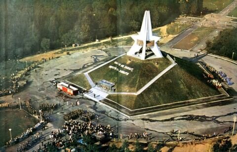 Священные горсти были доставлены из Сталинграда и Брестской крепости, Одессы и Ленинграда, Севастополя и с Безымянной высоты, болгарской Шипки, других легендарных мест. Возводили Курган тысячи юношей и девушек, в свободное от работы время. Через полтора года была готова только первая очередь памятника – земляной холм. И только через 8 лет он был полностью готов в том виде, каким мы его знаем.