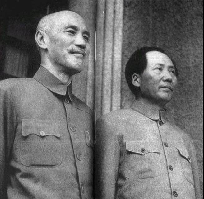 Чан и Мао дружно стоят в 1945 году