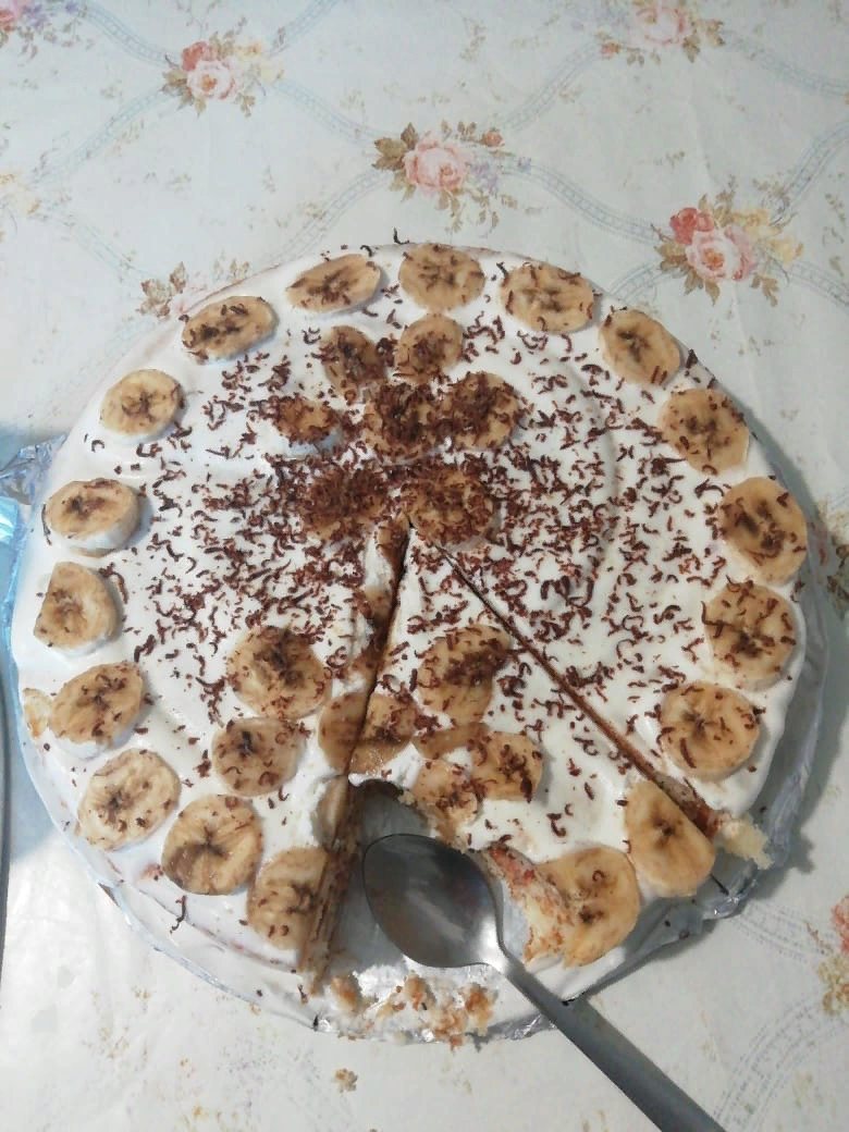 рецепт: 3 коржа, 400гр 20% сметаны, 150гр сахара, варенье любое, 2 банана, шоколадка.