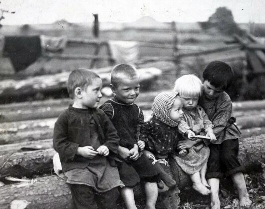 Дети в деревне. Фото из Интернета.