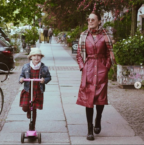 Инстаграм Мерьем Узерли: https://www.instagram.com/p/CANwzWYAnYz/