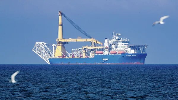Проект "Северный поток — 2" предполагает строительство двух ниток газопровода общей мощностью 55 миллиардов кубометров газа в год от российского побережья через Балтийское море до ФРГ. Против проекта активно выступают США, продвигающие в Евросоюз свой сжиженный природный газ, а также Украина и ряд стран Европы.В конце 2019 года власти США приняли оборонный бюджет, которым предусматривается введение санкций против компаний — участников проекта "Северный поток — 2". Практически сразу после этого швейцарская Allseas заявила о приостановке работ.Глава Минэнерго Александр Новак заявлял, что Россия способна завершить "Северный поток — 2" усилиями "Академика Черского", однако для этого нужно будет провести работы по дооснащению судна.3 мая, 19:16Встал на якорь. "Академик Черский" прибыл в российский порт