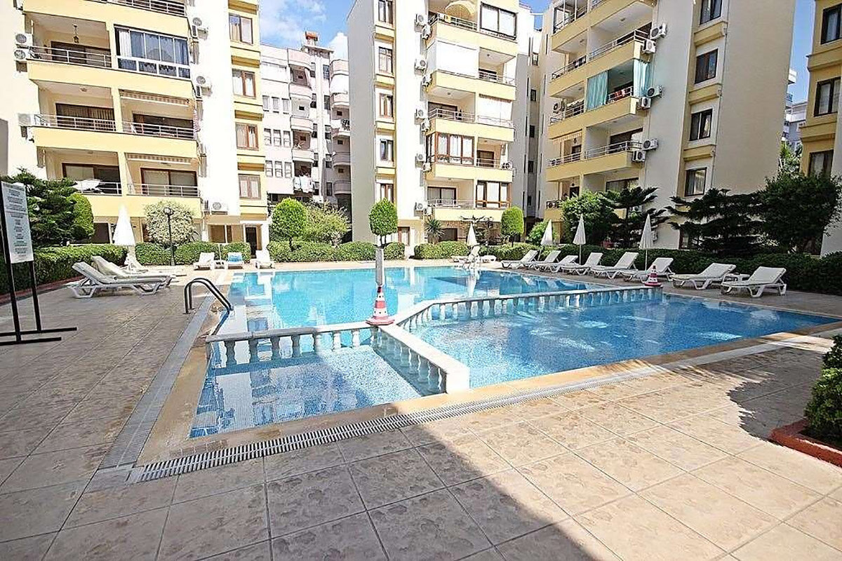 Бассейн на территории комплекса.