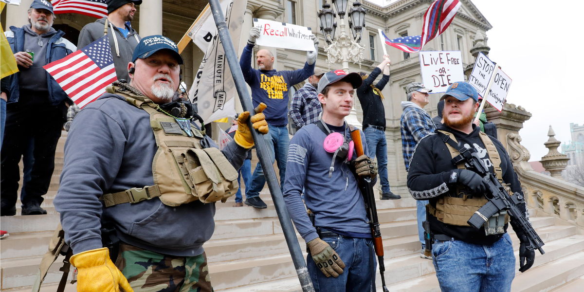 Радикально направленный. Вооруженные люди в США. Вооруженные протесты в США. Вооруженные люди на протестах в США. Американцы с оружием на митинге.