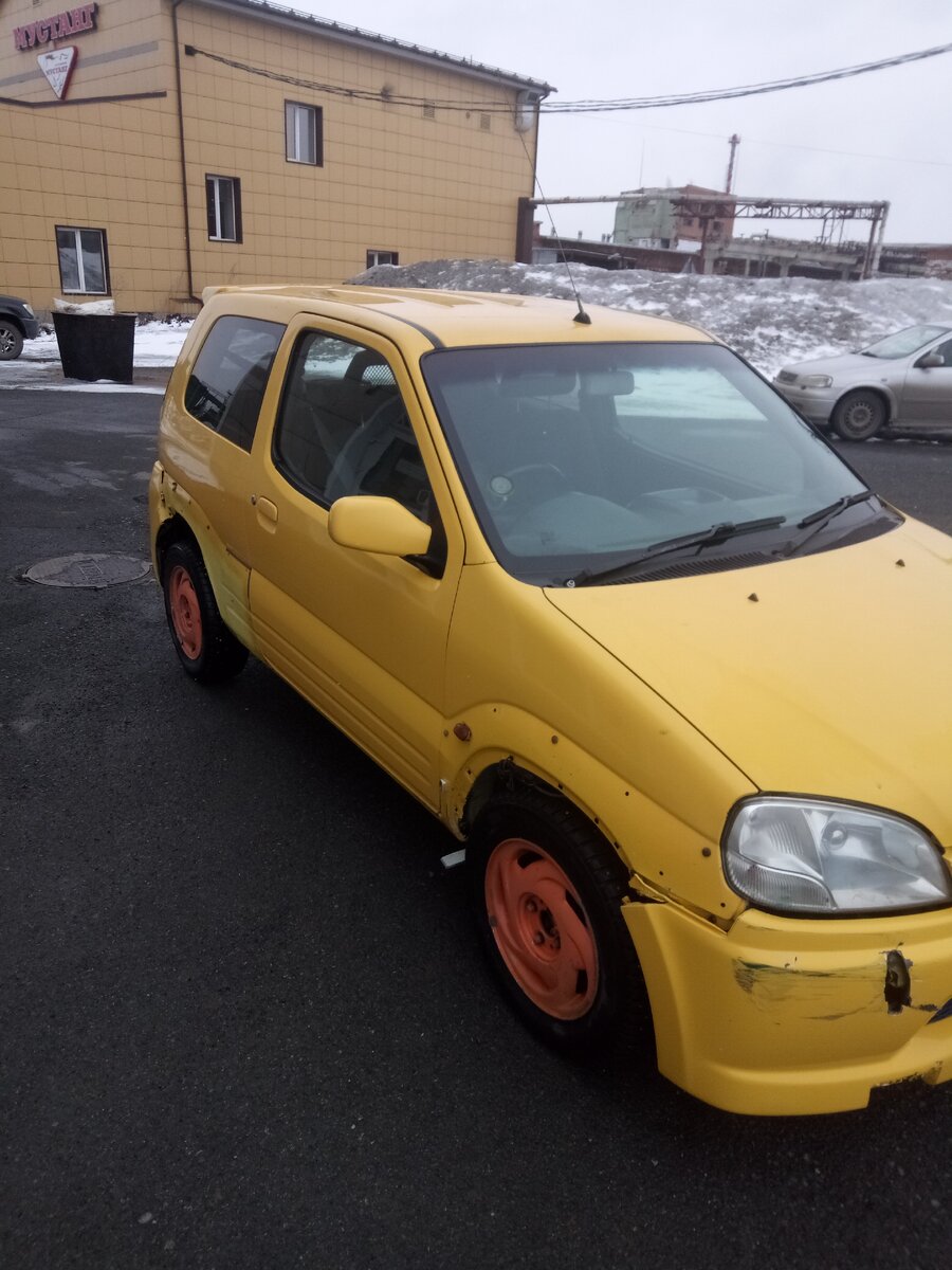 Сузуки Свифт после небольшого столкновения