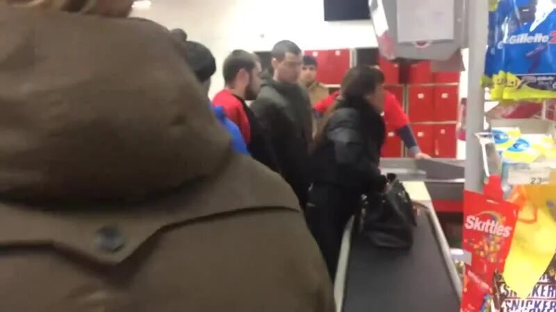 Посетительница оказалась женой начальника местной районной администрации