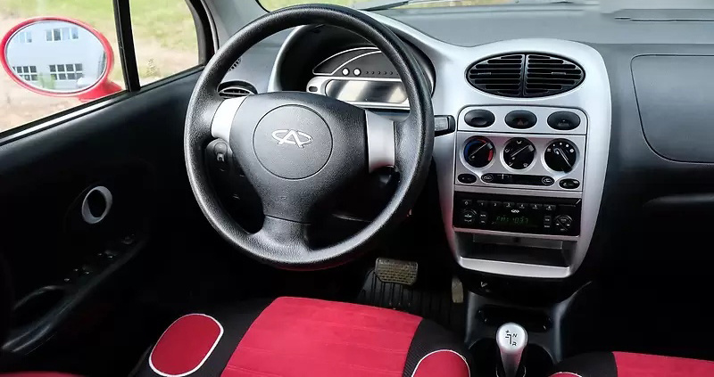 Пластик в салоне дубовый, но зато есть все необходимые опции для комфортной езды.