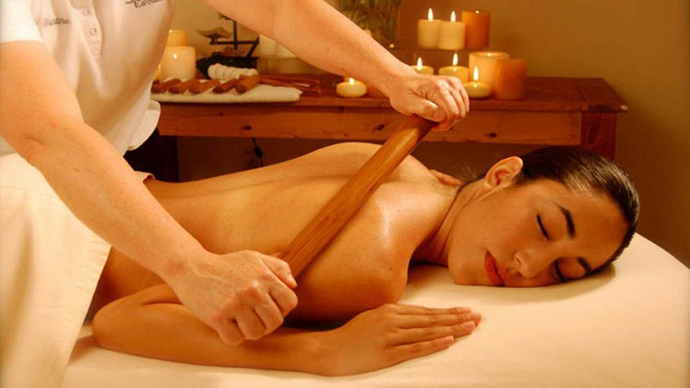 P massage. Массаж бамбуковыми палочками. Бамбуковые палки для массажа. Тайский массаж бамбуковыми палочками. Креольский массаж бамбуковыми палочками