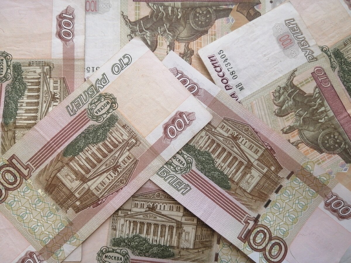 Курсы по 100 рублей. 100 Рублей летят.