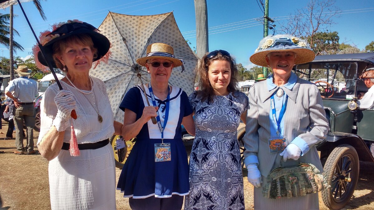 Милые дамы, которые меня познакомили с загадочной женщиной (фото с выставки старых машин)