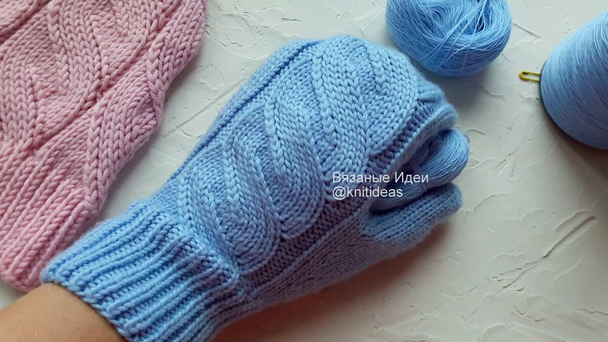 Варежки с косами. Варежки спицами ложной косой. Варежки с индийским клином спицами видео. Варежки с аранами. Варежки спицами ложной косой.
