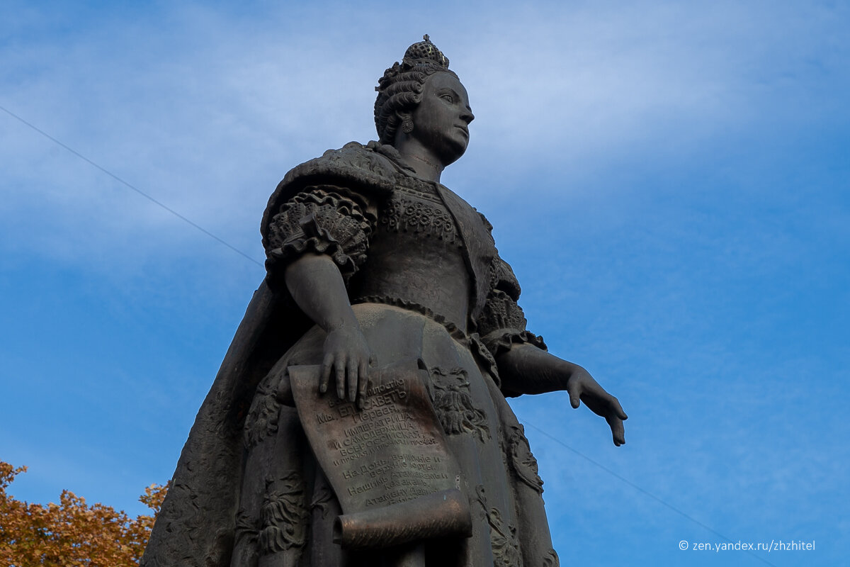 Памятник основательнице города Елизавете Петровне