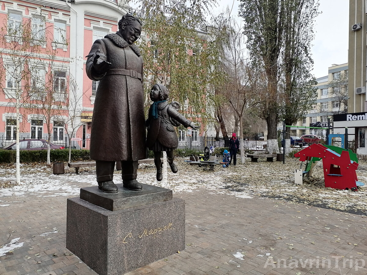 Мужик на стуле памятник