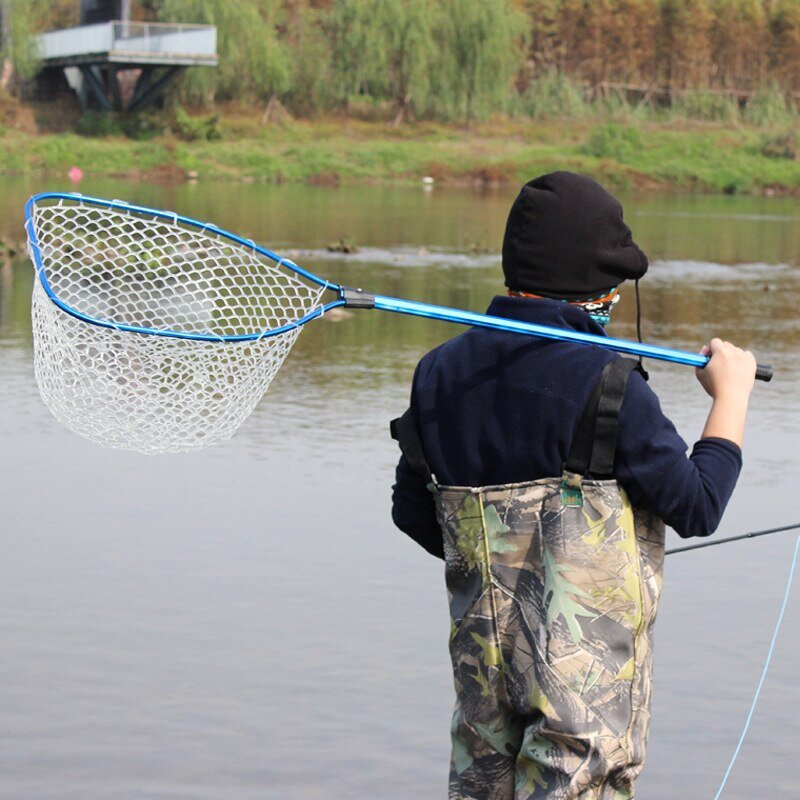 Он прибегает, хватает подсак, подходит с ним к берегу. Тут надо знать, и он знает, – давно рыбачит-то, – подсачник надо было осторожно снизу-сбоку подвести под карпа, чтобы тот не забеспокоился и не сорвался. А он вдруг бросает подсак на берег и лезет вытаскивать моего карпа голыми руками. 
