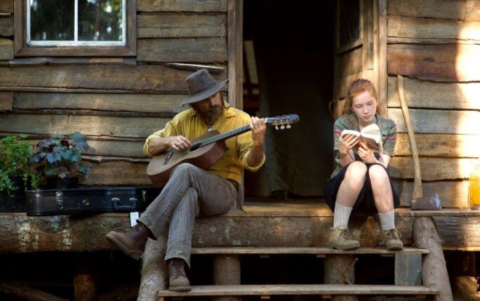 Вигго Мортенсен и Анналиса Бассо - кадр из фильма "Капитан Фантастик"