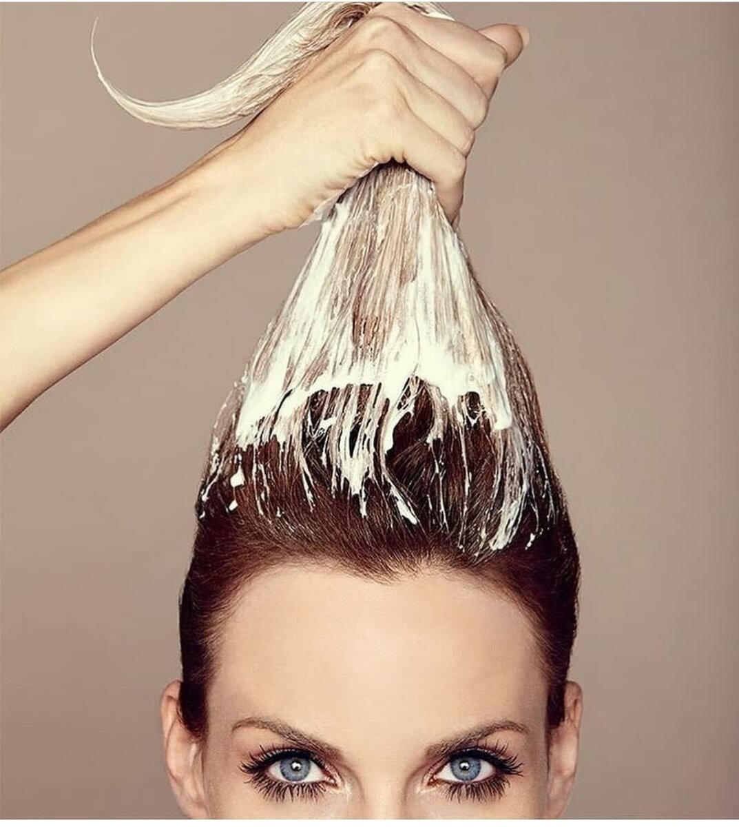 💥💥💥 ПРЕ-ВОШ💥💥💥 Превошинг волос слышали такое?
 Если наносить кондиционер на сухие волосы , то без воды он лучше держится на волосах , обеспечивая мягкость и напитанность. Попробуйте это трюк перед мытьем волос
‼️

Превошинг – это не дополнительное питание волос, а в первую очередь защита. Это не содержимое волшебной капсулы, это и есть сама капсула.

‼️

Превошинг помогает избежать потерь и предупредить повреждение защитного слоя.

‼️

Самая главная особенность превошинга заключается в запечатывании влаги внутри волос до того, как они подвергнутся стрессу в процессе мытья и потеряют эту самую влагу. Как этого не допустить? Секретной технологии в превошинге нет.

💥

Как сделать процедуру превошинга

✅Перед тем, как отправиться в душ, нанесите на сухие волосы (отступив 5-10 см от корней) свой любимый кондиционер или маску.
✅ не смывая с длины кондиционер , наносим на корни шампунь ( моем только корни)
✅смываем , затем снова наносим кондиционер 👱‍♀️ и смываем)

Кому подходит превошинг?

☝Волосам, которые часто подвергаются завивке, выпрямлению, окрашиванию, сложным укладкам со сверхсильной фиксацией. 
☝Любым длинным волосам. Кончики длинных волос всегда недополучают должного увлажнения, из-за чего обламываются и секутся. Так что если вы нацелены на отращивание, уделяйте длине не меньше внимания, чем корням.
☝ Волосам, подвергающимся воздействию хлора в бассейне, морской воды, а также солнечного излучения. Превошинг в этом случае спасет от пересушивания.
☝ Тем, кто каждый день моет голову и ежедневно подвергает волосы излишним «вздыблениям» кутикулы.
☝ Хрупким и ломким волосам, которые просто нуждаются в подобной защите.

💯 Средствами для превошинга могут послужить любые бальзамы, маски или кондиционеры. Словом, все, что предназначено именно для длины волос.

 Однозначно Попробуйте 💯

