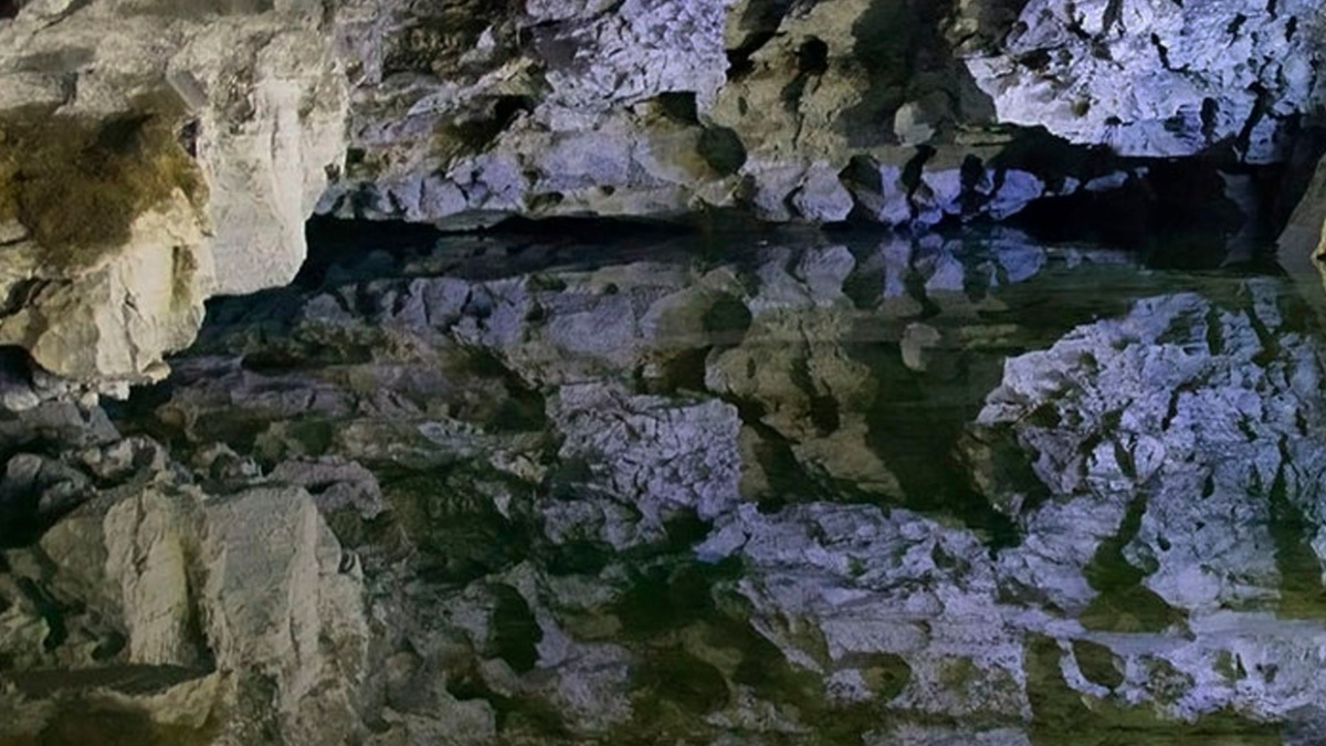 Большое подземное озеро в Кунгурской ледяной пещере