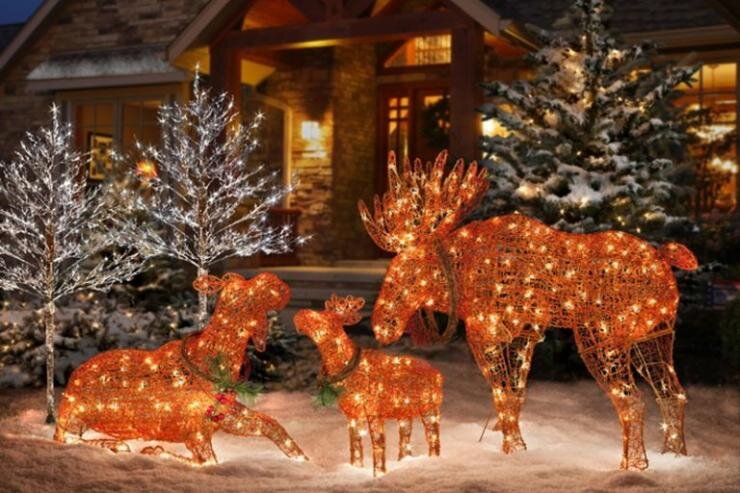  Украшение дома и участка создаст новогоднее настроение.