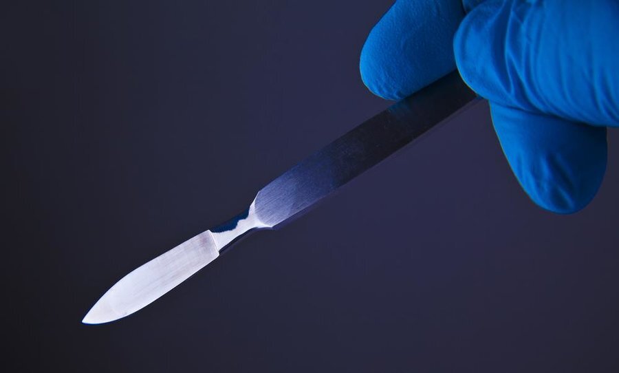 Тонкое лезвие и изгиб скальпеля.