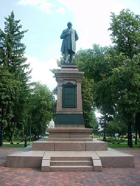 Памятник Харитоненко на его малой родине в Сумах