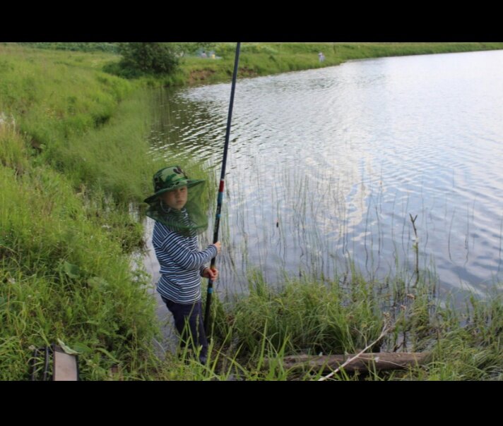 Сынок ловит рыбку. Кемеровская область