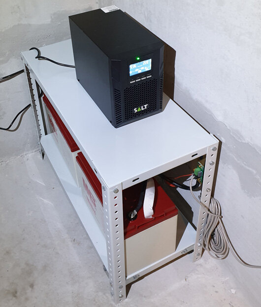 ИБП с аккумуляторными батареями. Фото из интернета.