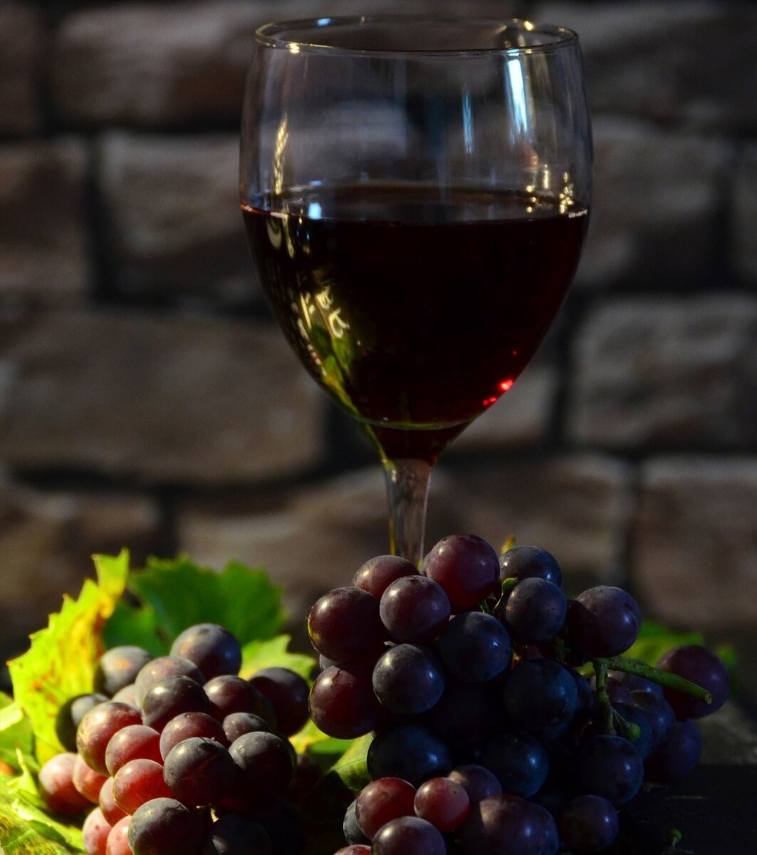 Черный виноград вино. Вино красное vinogradnoe. Вино Виноградная гроздь. Красное виноградное вино. Бокал красного вина.