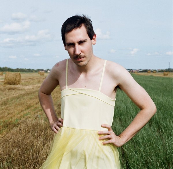 Часто слышу от самок с низким уровнем интеллектуального развития, что мужики сейчас мол стали как бабы. Если слышите, что ваш потенциальный партнёр говорит нечто подобное, то есть повод задуматься. Такое утверждение лишь способ манипуляции, я хочу напомнить что в современном мире мы никому ничего не должны в независимости от пола, рабство уже давно отменили, а социум боролся за равноправие полов из-за которого некоторые женские особи теперь возникают, что мол мужчины не хотят выполнять их хотелки лишь потому, что они родились с вагиной.  Так почему же мужики стали как бабы? Давайте разбираться. 

Первое о том, что я хочу сказать, что спрос рождает предложение и в женственности современного мужчины в первую очередь виноваты современные женщины. Смоделируем ситуацию. Кого выберет среднестатистическая девушка студентка. Брутального лесоруба который занимается сельским хозяйством или женственного тиктокера миллионера который вместо того что бы заставлять её готовить кашу свиньям будет водить по ресторанам? Ответ мне кажется очевиден. Спрос рождает предложение и в женственности парней в первую очередь виноваты женщины.
Второе. Детей в современном обществе воспитали женщины, а не мужчины. Мамы и бабушки подтирают им сопли и готовят пирожки. Чему может научиться ребёнок, который находиться в постоянной зоне комфорта если человек становиться сильнее лишь преодолевая трудности? Мышечная масса наращивается через боль, а интеллект через тонны прочитанных книг, все великие вещи порождаются через страдания, а как можно познать страдания не выходя из дома и смотря сплетни блогеров в Ютубе? Для того что бы мужчина вырос мужчиной он должен находиться среди мужиков так как мы люди социальные существа и непроизвольно копируем поведение друг друга. Человек человеку зеркало и этот аргумент неоспорим. 
Так что я хотел этим сказать? Милые женщины, если вы устраиваете истерику из-за того, что ваш парень по выходным выпивает с друзьями и хотите, что бы всё своё свободное время он проводил с вами, не удивляйтесь тогда почему он ведёт себя как девчонка. 

Я никого ни в ком случае не виню, но не надо разбрасываться громкими фразами и ставить на друг друга ярлыки. Давайте уважать друг друга и наше окружение для того что бы сделать этот мир лучше. 

Всем хорошего дня. 

С Уважением 

Коля Банди