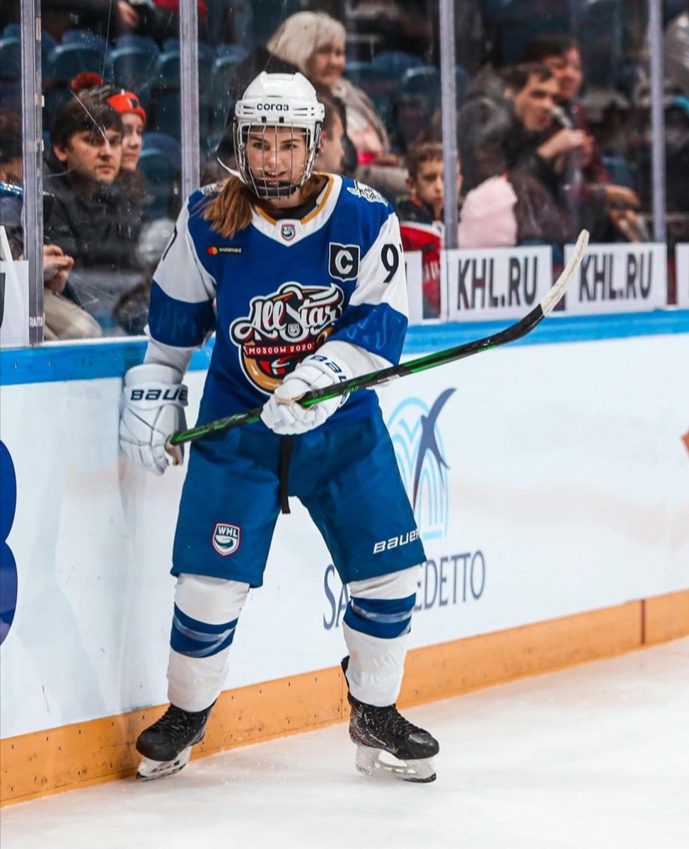 Хоккеистка Шохина: «Меня почему-то всегда сравнивают с Овечкиным. Очень часто это слышу» 
Нападающая «Торнадо» Анна Шохина прокомментировала тот факт, что достигла отметки 350 очков в ЖХЛ.

«Очень приятно, что лига отметила этот факт и поздравила с юбилейной цифрой. Очень круто забрасывать шайбы и отдавать голевые передачи. Но, думаю, моих успехов не было бы без моих партнеров. Спасибо им, что помогают мне зарабатывать очки.

Я спокойно воспринимаю такие цифры – стараюсь не обращать на это особое внимание. Кто-то гонится за очками, но у меня другое отношение к различным статистическим показателям. Периодически я посматриваю статистику на сайте ЖХЛ, но не сижу в ней днями и ночами.

Голы и результативные передачи – это очень круто. Но я никогда не ставила личную статистику выше командных результатов. Для меня победа «Торнадо» значит больше, чем лидерство в списке бомбардиров. А мои очки всегда будут со мной.

Я никогда не ставила перед собой личных целей по набранным баллам за сезон. Просто иногда такие цели идут во вред: ты ставишь задачу – и из-за лишнего желания у тебя ничего не получается. Поэтому я стараюсь не загоняться по поводу цифр, отвлекаюсь и сосредотачиваюсь на работе.

В комментариях под постом с поздравлением один из болельщиков сравнил меня с Александром Овечкиным? Не первый раз слышу это сравнение – очень часто. И почему-то всегда сравнивают именно с Овечкиным».
