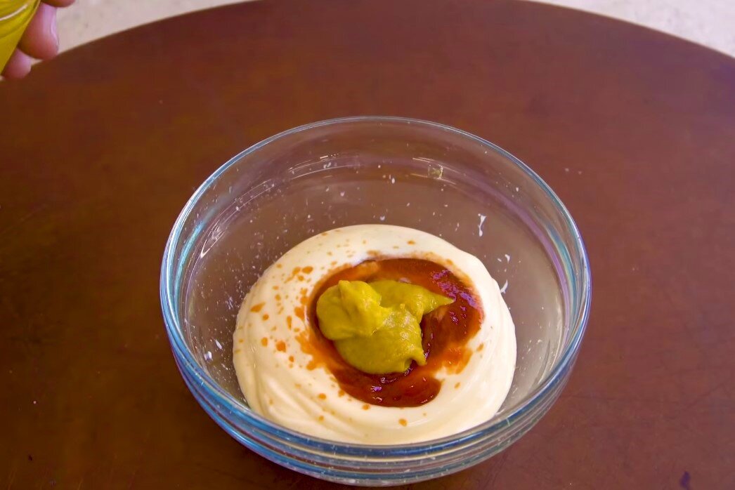 тут у нас майонез, кетчуп и горчица 