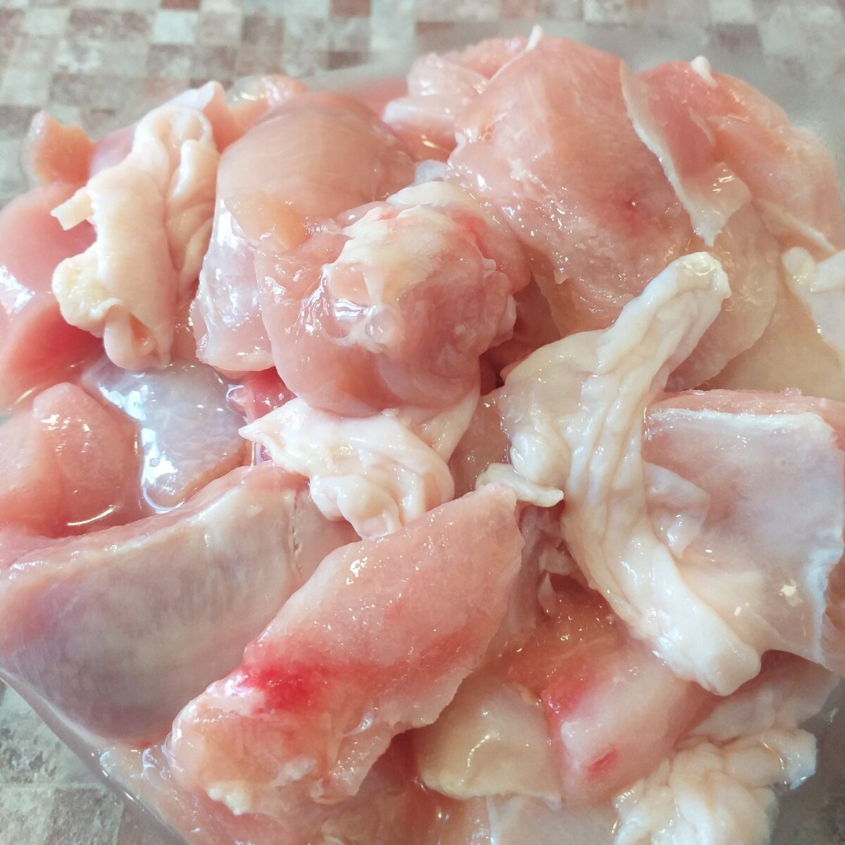 Мясо нарезаем небольшими кусочками