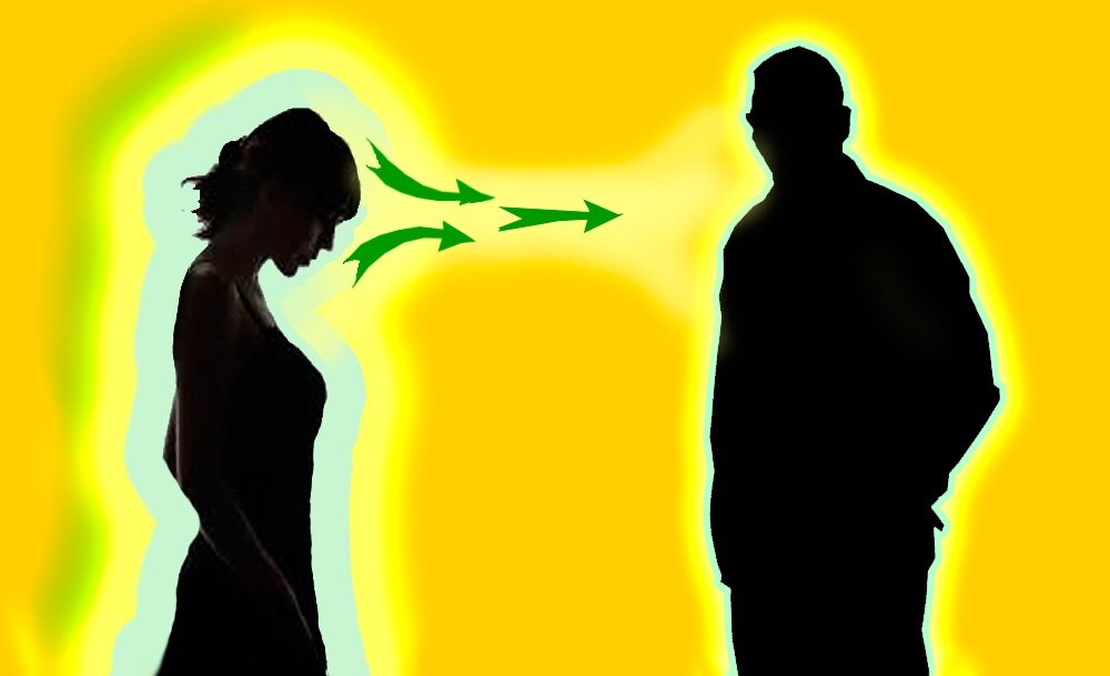 Жертва с богатым внутренним наполнением начинает проецировать все светлое и непринятое в себе на того, кто НАЗВАЛСЯ светлым