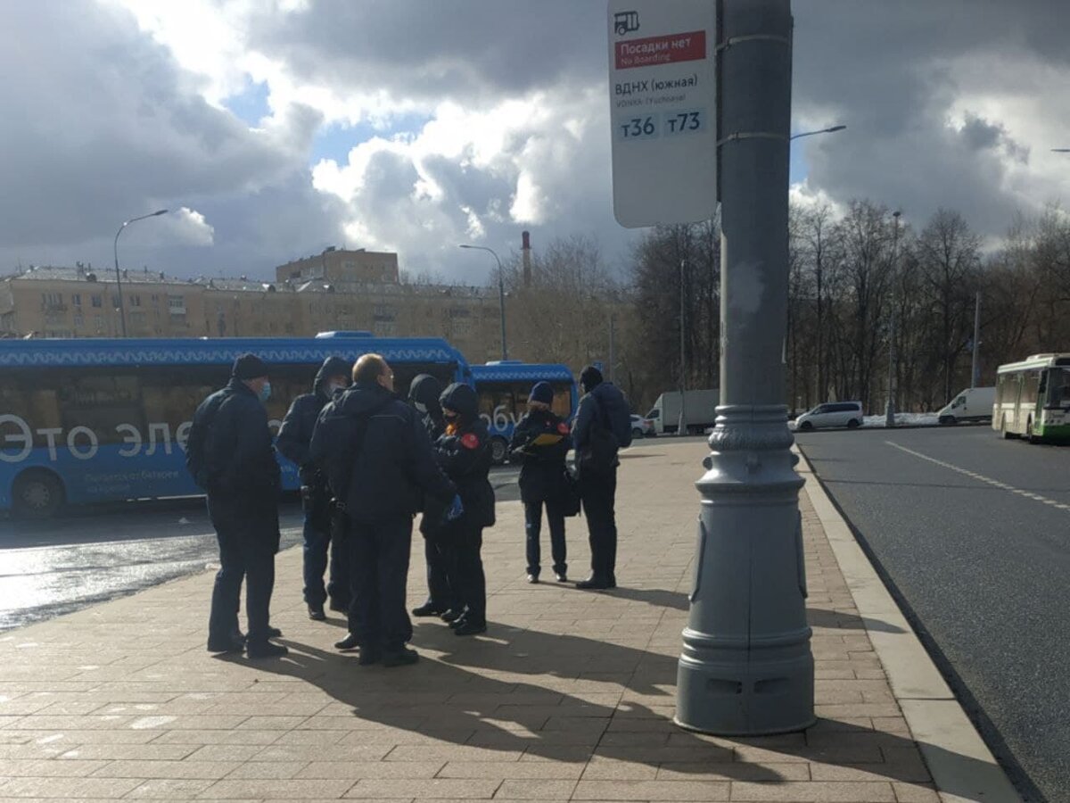 На этом фото видно контролёров на конечной остановке и паренька, которого оформляют