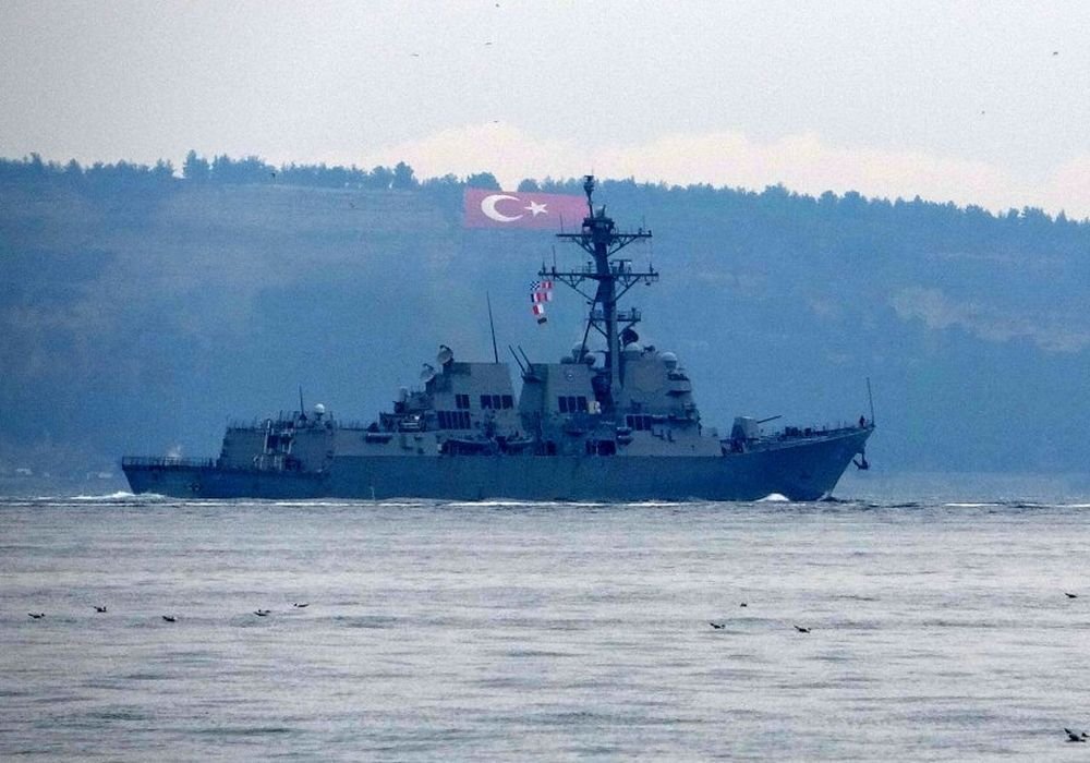 Эсминец USS Thomas Hudner проходит пролив Босфор. Источник: wmal.net